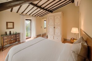 5 slaapkamers, een strijkplank/strijkijzer, wifi, beddengoed