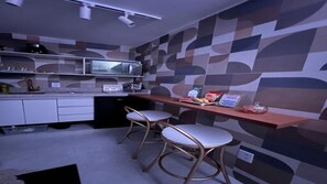 Fridge, microwave, coffee/tea maker, electric kettle - Studio in Praia da Costa in front of Morro do Moreno and 700 meters from the beach (Praia da Costa Vila Velha)