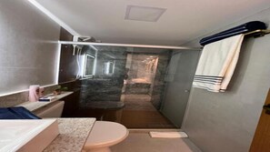 Haartrockner, Handtücher, Seife, Shampoo