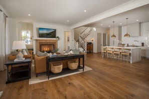 TV connectée, cheminée, livres