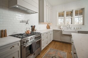 Mikrobølgeovn, opvaskemaskine, kaffe-/temaskine, brødrister