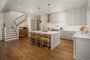 Mikrobølgeovn, opvaskemaskine, kaffe-/temaskine, brødrister