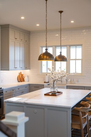 Micro-ondes, lave-vaisselle, cafetière/bouilloire, grille-pain