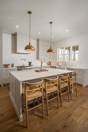 Microwave, dishwasher, coffee/tea maker, toaster - NEW Secluded Luxury, Spotlessly Clean, Hot Tub (Banner Elk)