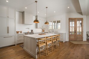 電子レンジ、食器洗い機、コーヒー / ティーメーカー、トースター