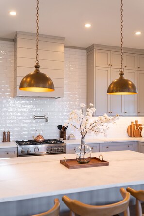 Microwave, dishwasher, coffee/tea maker, toaster