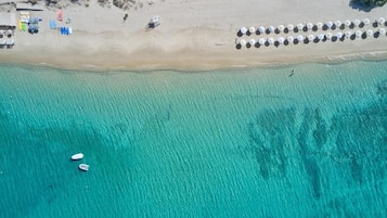 Di pantai, kerusi lepak pantai, payung, tuala pantai