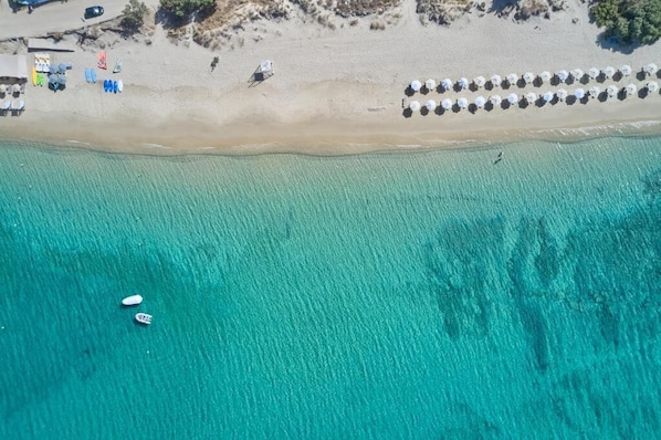On the beach, sun loungers, beach umbrellas, beach towels - Dream on Plaka (Naxos)