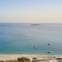 Sulla spiaggia, lettini da mare, ombrelloni, teli da spiaggia
