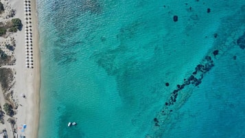 Sulla spiaggia, lettini da mare, ombrelloni, teli da spiaggia