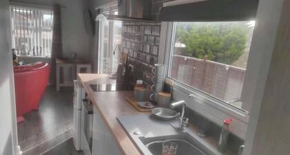 1br-garden-parking-pets-10 Mins to Beach