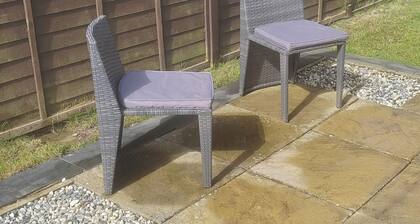 1br-garden-parking-pets-10 Mins to Beach