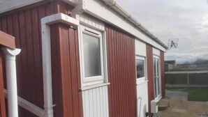 A red and white building with a window and a door. - 1br-garden-parking-pets-10 Mins to Beach (Hornsea)