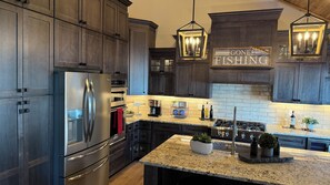 Fridge, microwave, oven, stovetop - 3BR-2.5BA LAKESIDE CABIN CHARMER with GOURMET KITCHEN & MODERN-LUX amenities (Webster)