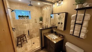 Een douche, een haardroger, een bidet, handdoeken