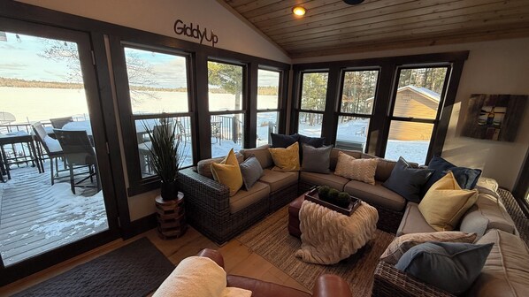 Smart TV, fireplace - 3BR-2.5BA LAKESIDE CABIN CHARMER with GOURMET KITCHEN & MODERN-LUX amenities (Webster)