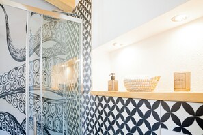 Douche, sĂšche-cheveux, bidet, serviettes fournies