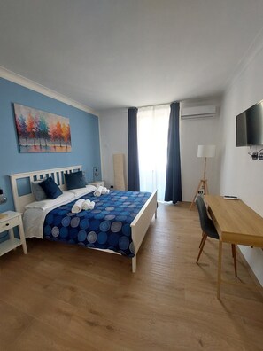 1 dormitori, planxa i posts de planxar i un bressol de viatge 