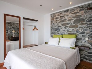 سرير سفر وواي فاي مجانًا وملاءات أسرّة