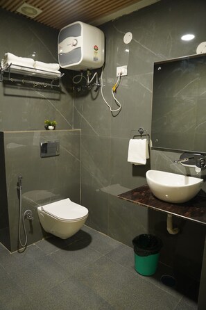 Quarto casal ou duplo superluxo, vista para a cidade | Banheiro | Chuveiro, produtos de toalete grátis, secador de cabelo, chinelos
