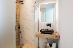 Superior Double or Twin Room, Courtyard View | Bathroom