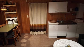 Kühlschrank, Herdplatte, Wasserkocher mit Kaffee-/Teezubehör