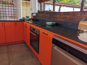 Køleskab, mikrobølgeovn, ovn, kogeplade