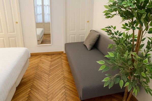Classic Room, City View | Free WiFi - dHomes - Apartments and Rooms - Room 102 (Milan)