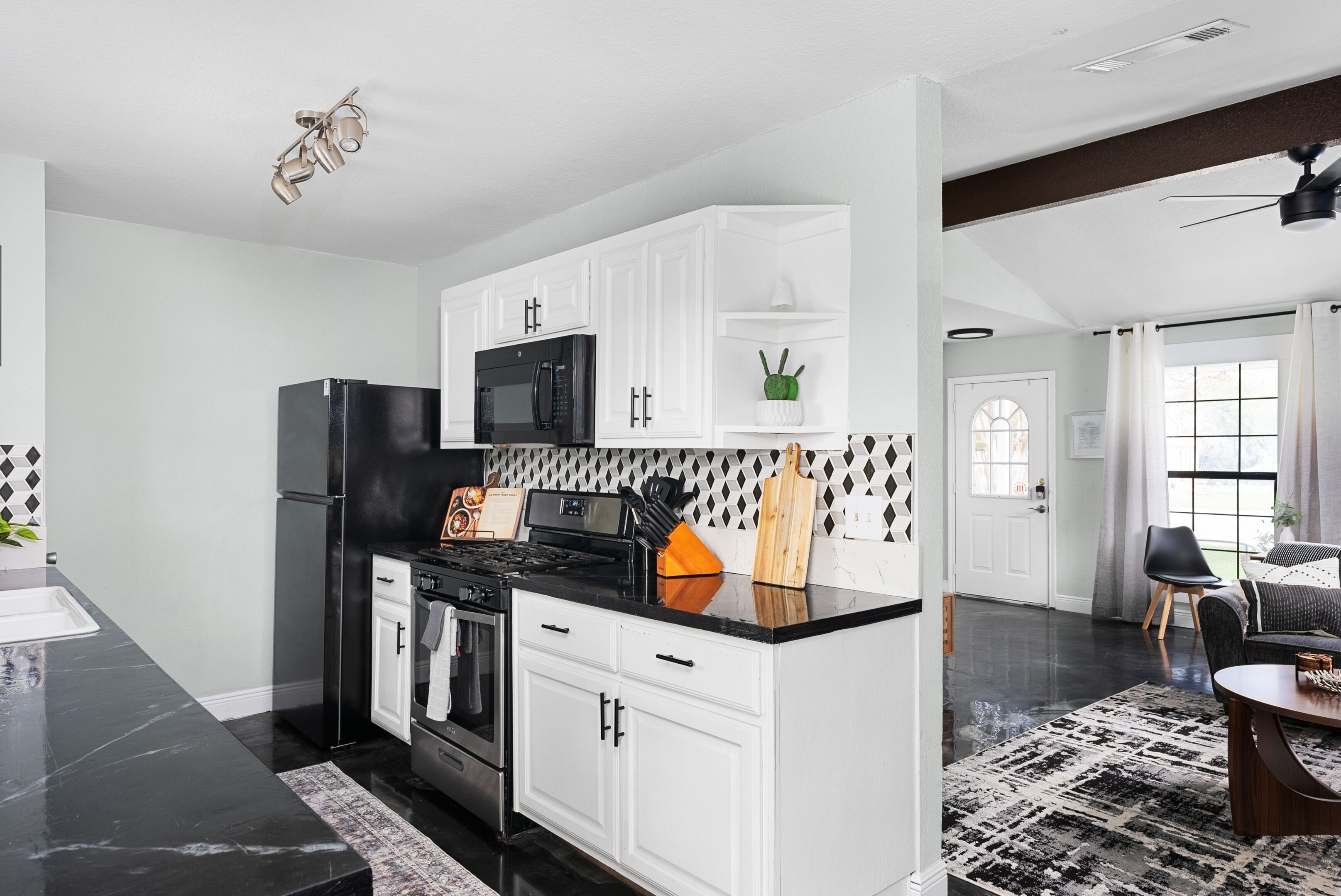 Coffee/tea maker, fridge, microwave, stovetop