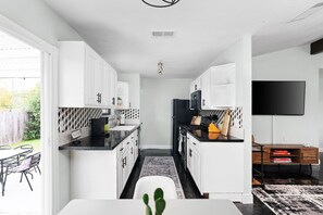 Réfrigérateur, micro-ondes, plaque de cuisson, lave-vaisselle