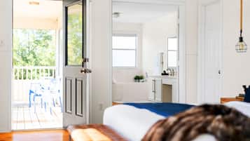 3 chambres, bureau, fer et planche à repasser, lit de bébé portatif