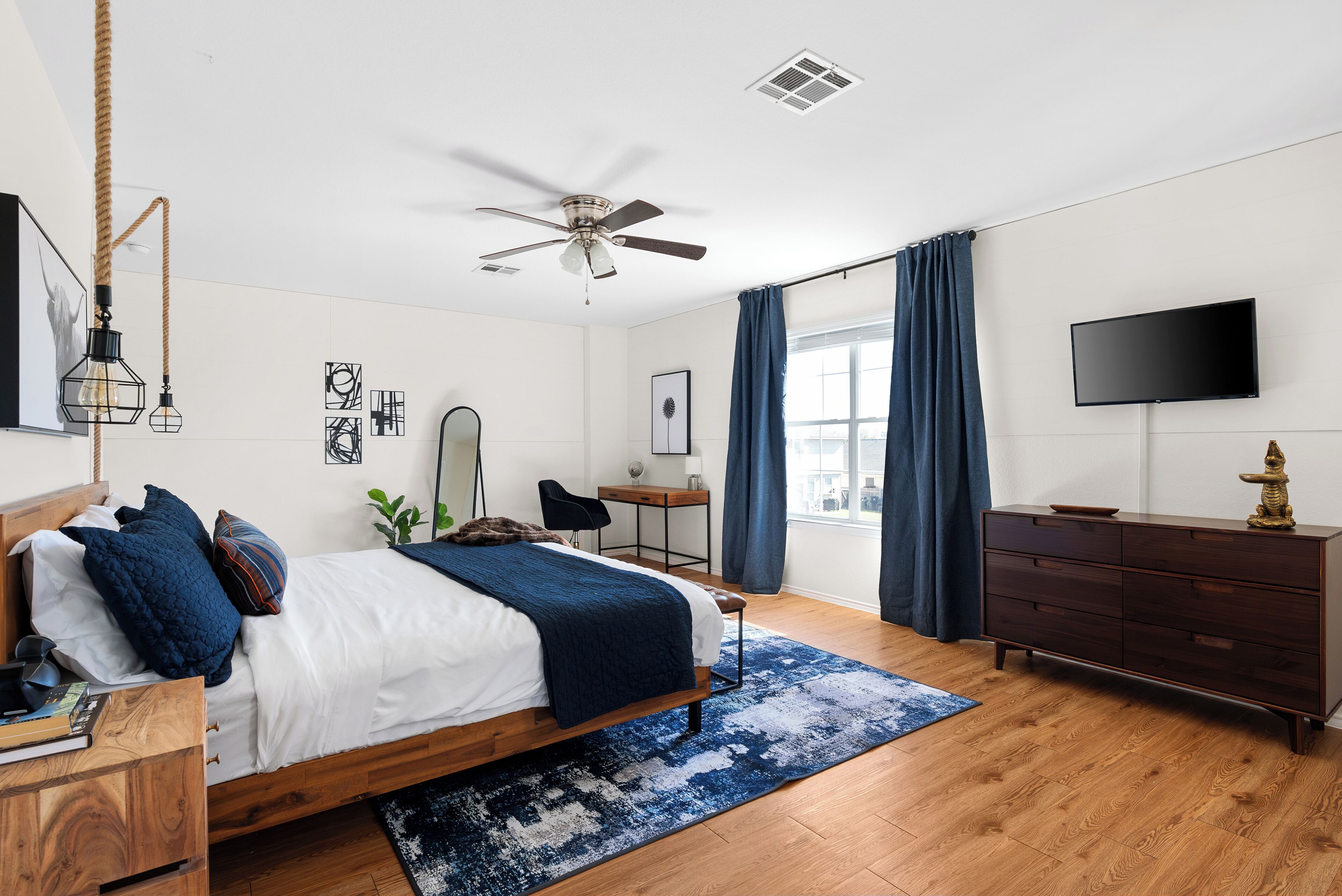 3 bedrooms, desk, iron/ironing board, travel cot