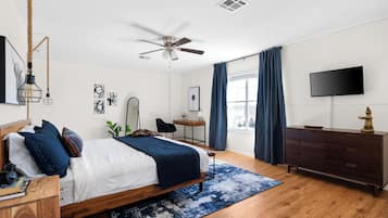3 habitaciones, escritorio y tabla de planchar con plancha