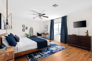 3 bedrooms, desk, iron/ironing board, travel crib