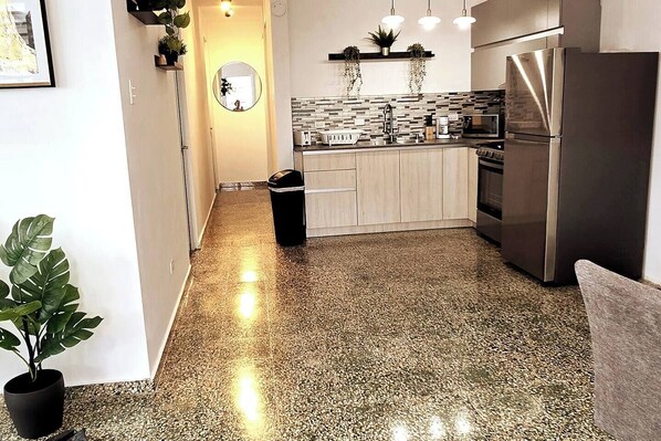 Microwave, toaster, cookware/dishes/utensils - House 57 fresh and modern in center of Santurce (San Juan)