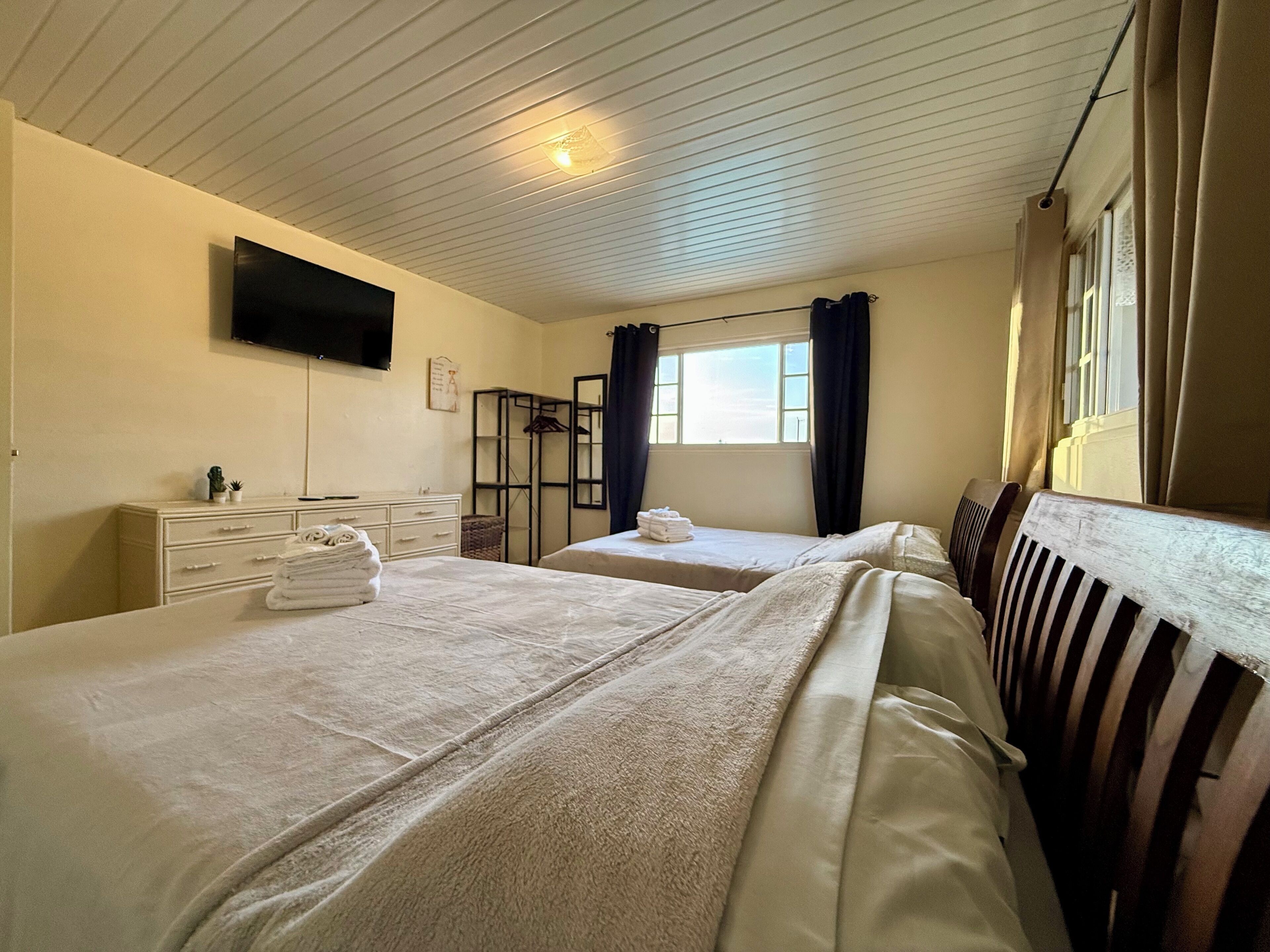 2 bedrooms, in-room safe, desk, iron/ironing board