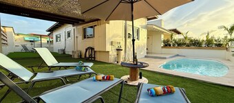 TOP Location-Everything walking distance! -Beach-Highrise-Private Pool-Economic