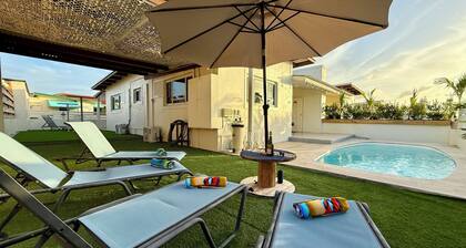 TOP Location-Everything walking distance! -Beach-Highrise-Private Pool-Economic
