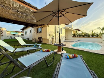 TOP Location-Everything walking distance! -Beach-Highrise-Private Pool-Economic