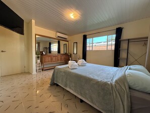 2 chambres, coffre-fort, bureau, fer et planche à repasser