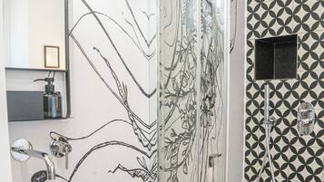 Dusche, Whirlpool, Haartrockner, Bidet