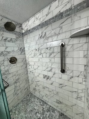 Shower, hair dryer - Ocean Breeze. You'll be right on the beach. (Daytona Beach)