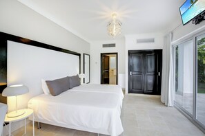 Villa Deluxe, patio, vistas al lago | 8 dormitorios, tabla de planchar con plancha, wifi gratis y ropa de cama