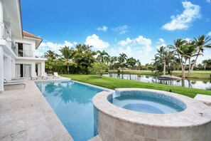 Deluxe-Villa, Terrasse, Seeblick | Whirlwanne