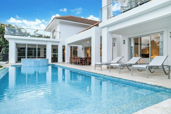 Outdoor pool, pool umbrellas, sun loungers