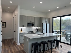 Kühlschrank, Mikrowelle, Ofen, Herdplatte