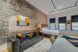 4 bedrooms, desk, iron/ironing board, free WiFi - Luxe 220, Unit 5 - Adjacent City View Suites, Managed by BlueStar Real Estate (Wilmington)