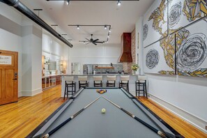 Bar (on property) - Luxe 220, Unit 6 - Adjoining Pool Table Penthouse Suites (Wilmington)