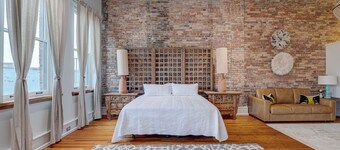 Luxe 220, Unit 6 - Adjoining Pool Table Penthouse Suites