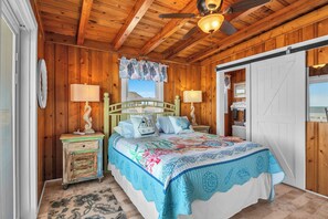 3 bedrooms, iron/ironing board, internet, bed sheets - The Mermaid Cottage: Charming, Dog-Friendly and Oceanfront (Oak Island)